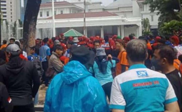 BURUH KSPI TOLAK KENAIKAN HARGA BBM DI BALAI KOTA JAKARTA