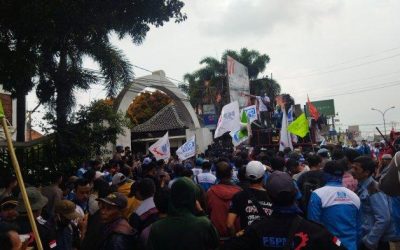 BURUH KABUPATEN BANDUNG BARAT DESAK DPRD TOLAK KENAIKAN BBM