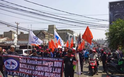 BURUH PURWAKARTA GELAR UNJUK RASA MENOLAK KENAIKAN HARGA BBM