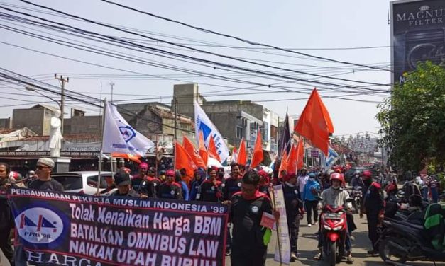 BURUH PURWAKARTA GELAR UNJUK RASA MENOLAK KENAIKAN HARGA BBM