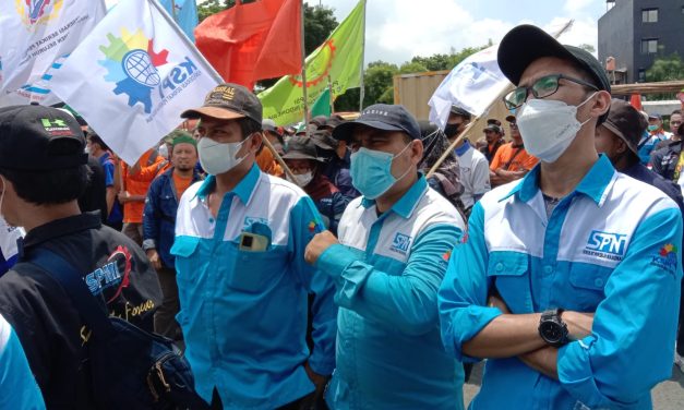 BURUH KSPI UNJUK RASA TOLAK KENAIKAN BBM DI DPR RI
