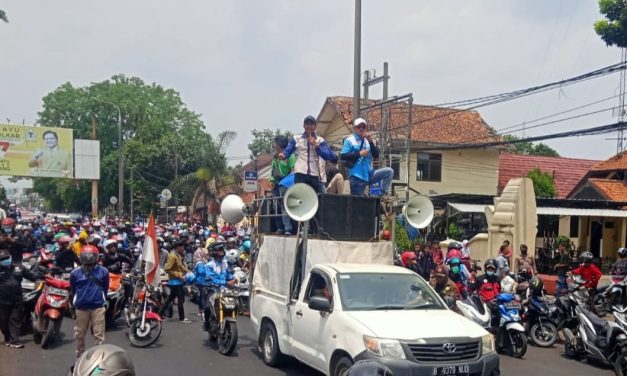 AKSI TOLAK KENAIKAN BBM BERSUBSIDI BURUH KABUPATEN SERANG DATANGI KANTOR DPRD