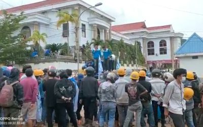 TUNTUT HAK, PEKERJA PT GNI LAKUKAN UNJUK RASA