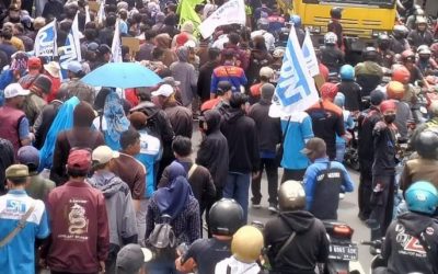 BURUH JAWA BARAT TUNTUT KENAIKAN UMK 2023 SESUAI REKOMENDASI BUPATI/WALIKOTA