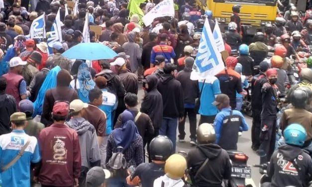 BURUH CIMAHI KEPUNG DPRD TOLAK KENAIKAN BBM DAN TUNTUT KENAIKAN UPAH