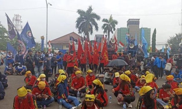 ALIANSI BURUH PANGKAL PERJUANGAN KARAWANG TOLAK KENAIKAN HARGA BBM