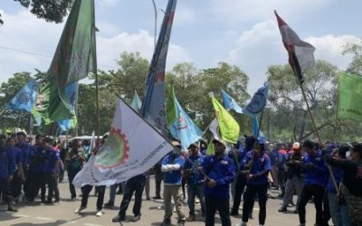 BURUH BEKASI GELAR AKSI UNJUK RASA TOLAK KENAIKAN BBM