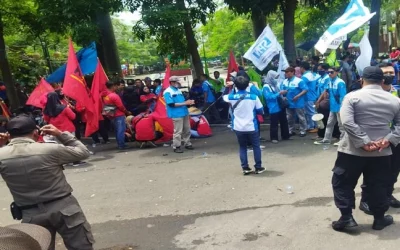 BURUH CIMAHI UNJUK RASA DI DPRD DAN AJUKAN 3 TUNTUTAN