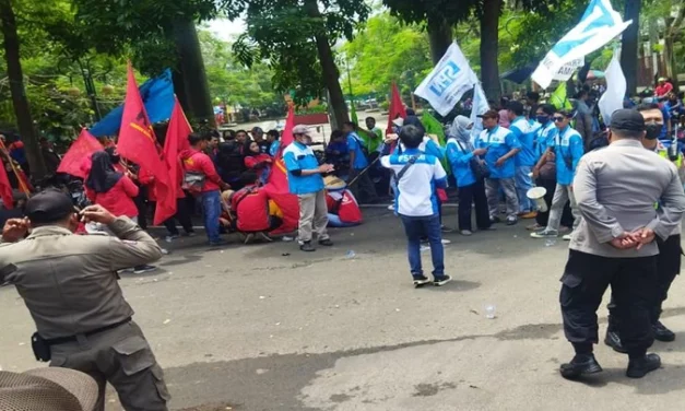 BURUH CIMAHI UNJUK RASA DI DPRD DAN AJUKAN 3 TUNTUTAN