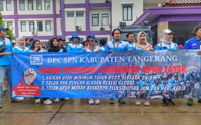 BURUH TANGERANG UNJUK RASA DI DISNAKER TUNTUT KENAIKAN UPAH 24,5 PERSEN