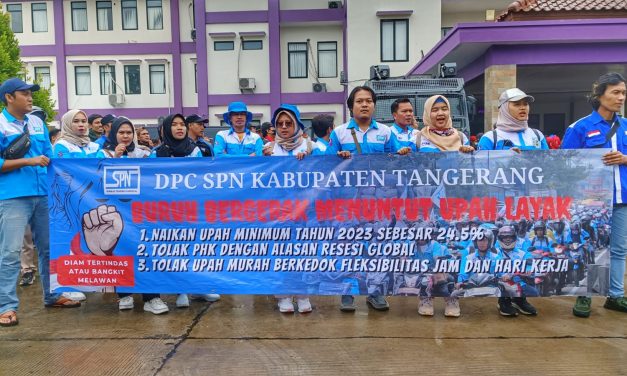 BURUH TANGERANG UNJUK RASA DI DISNAKER TUNTUT KENAIKAN UPAH 24,5 PERSEN