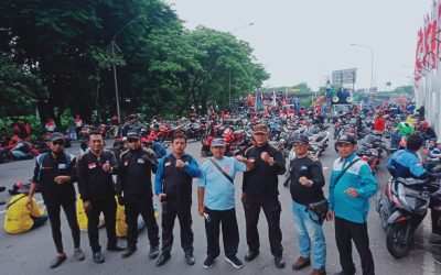 BURUH JAWA TIMUR GELAR AKSI UNJUK RASA TUNTUT KENAIKAN UPAH 13 PERSEN