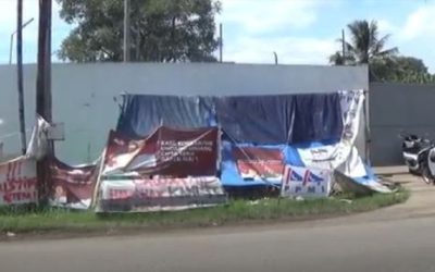 DIPHK SEPIHAK, 10 BURUH DIRIKAN TENDA DI DEPAN PERUSAHAAN