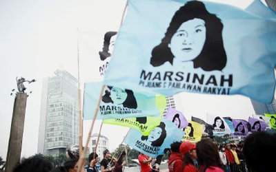 AKTIVIS PEREMPUAN PERINGATI MAY DAY DAN 30 TAHUN KEMATIAN MARSINAH