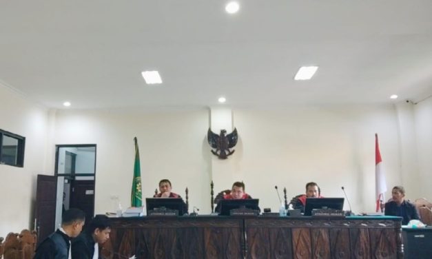 PERJUANGKAN HAK BURUH, AMIRULLAH DAN MINGGU BULU DIADILI SEBAGAI TERDAKWA