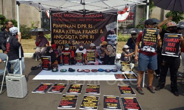 30 ORANG AKTIVIS ALIANSI PRT LAKUKAN AKSI MOGOK MAKAN