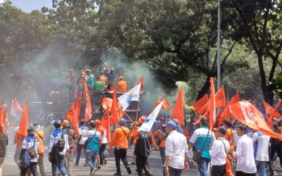 BURUH KSPI UNJUK RASA DI MK DAN ISTANA DENGAN 6 TUNTUTAN