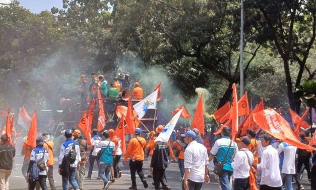 BURUH KSPI UNJUK RASA DI MK DAN ISTANA DENGAN 6 TUNTUTAN