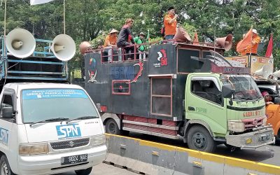 UNJUK RASA BURUH AJUKAN 6 TUNTUTAN
