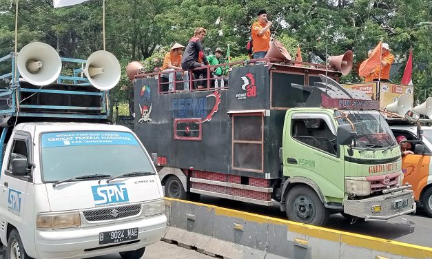 UNJUK RASA BURUH AJUKAN 6 TUNTUTAN