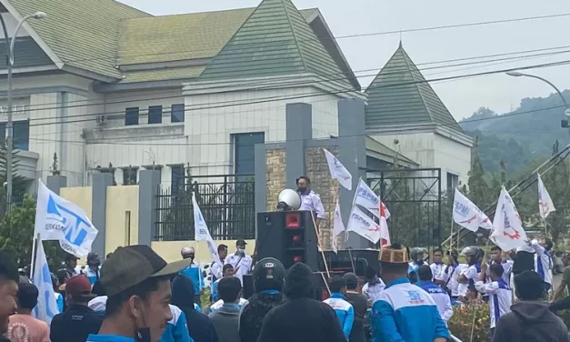 SPN MOROWALI GELAR AKSI UNJUK RASA TUNTUT PENCABUTAN UU CIPTA KERJA