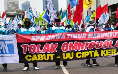 BURUH, TANI DAN BERBAGAI ELEMEN MASYARAKAT KAWAL SIDANG PUTUSAN MK TENTANG UU CIPTA KERJA