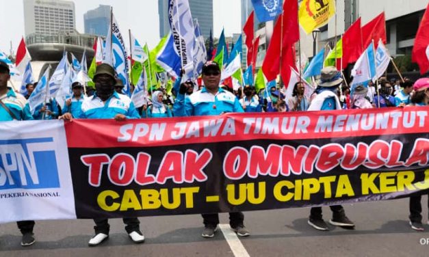BURUH, TANI DAN BERBAGAI ELEMEN MASYARAKAT KAWAL SIDANG PUTUSAN MK TENTANG UU CIPTA KERJA