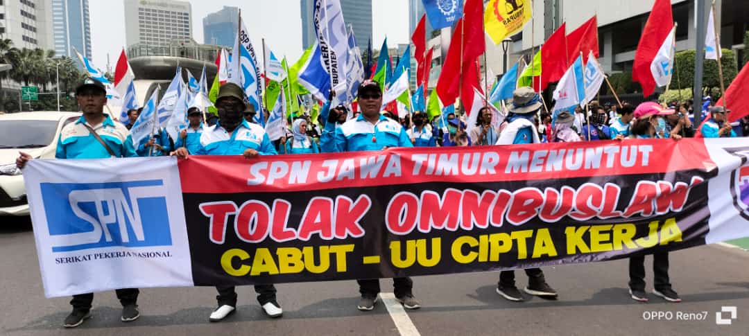 BURUH, TANI DAN BERBAGAI ELEMEN MASYARAKAT KAWAL SIDANG PUTUSAN MK ...