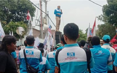 BURUH KABUPATEN SERANG GERUDUK PT SINERGI GLOBAL INDUSTRI KARENA DUGAAN UNION BUSTING DAN PELANGGARAN HAK NORMATIF