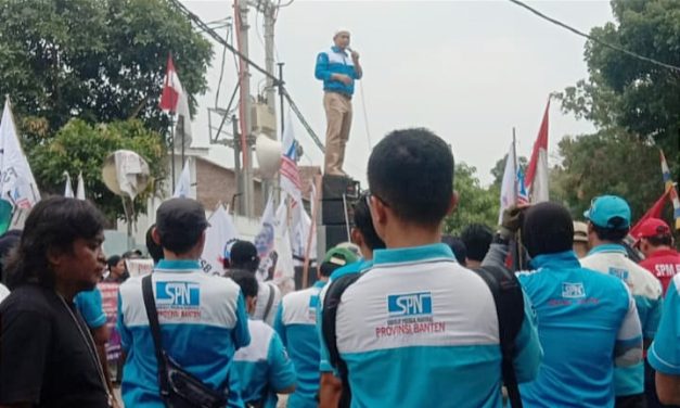 BURUH KABUPATEN SERANG GERUDUK PT SINERGI GLOBAL INDUSTRI KARENA DUGAAN UNION BUSTING DAN PELANGGARAN HAK NORMATIF