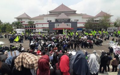 UPAH TELAT DIBAYAR, BURUH GARMEN UNJUK RASA DI KANTOR BUPATI
