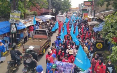 BURUH CIMAHI TUNTUT KENAIKAN UPAH 25 PERSEN