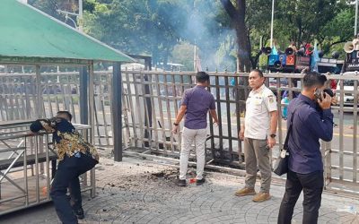 UNJUK RASA TUNTUT KENAIKAN UMP DI JAKARTA BERLANGSUNG RICUH