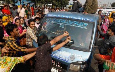 TUNTUT KENAIKAN UPAH, BURUH PEREMPUAN DI BANGLADESH TEWAS TERTEMBAK