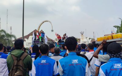 BURUH KABUPATEN SERANG TUNTUT KENAIKAN UPAH 20 PERSEN