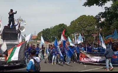 BURUH CIREBON DEMO TUNTUT KENAIKAN UPAH MINIMUM 15 PERSEN
