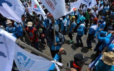 MASSA BURUH JAKARTA TUTUP JALAN DEPAN BALAI KOTA TUNTUT KENAIKAN UPAH