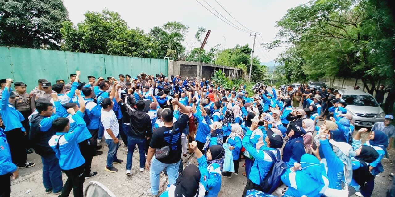 Aksi Demonstrasi SPN Jawa Barat Dukung 73 Buruh PT. Sinarup Jaya Utama di Bogor