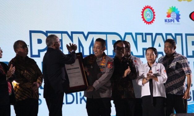 Kapolri Terima Penghargaan Bergengsi dari ITUC, Ribuan Buruh Padati Indonesia Arena