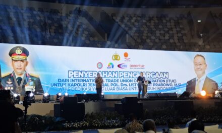 Kapolri Jenderal Listyo Sigit Terima Penghargaan Dunia dari ITUC, Disambut Meriah Ribuan Buruh