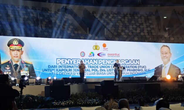 Kapolri Jenderal Listyo Sigit Terima Penghargaan Dunia dari ITUC, Disambut Meriah Ribuan Buruh