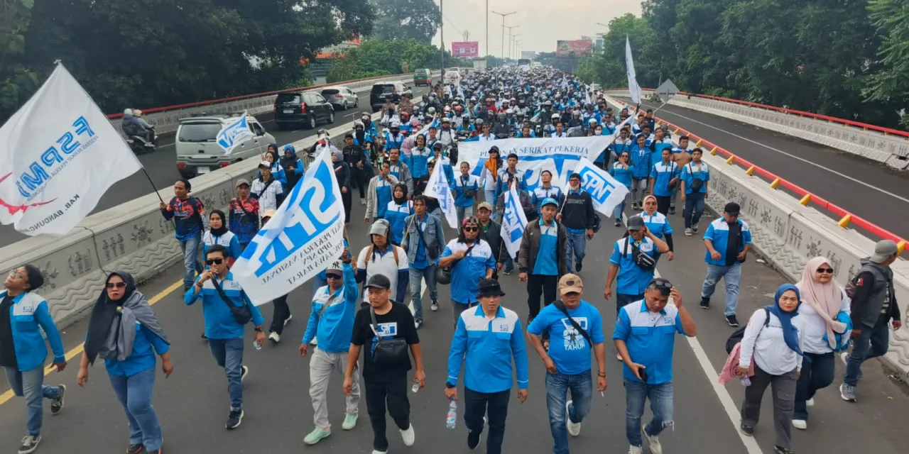 Ribuan Buruh Gelar Aksi Damai di Gedung Sate Bandung, Hujan Tak Surutkan Semangat Perjuangan