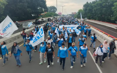 Ribuan Buruh Gelar Aksi Damai di Gedung Sate Bandung, Hujan Tak Surutkan Semangat Perjuangan