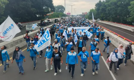 Ribuan Buruh Gelar Aksi Damai di Gedung Sate Bandung, Hujan Tak Surutkan Semangat Perjuangan