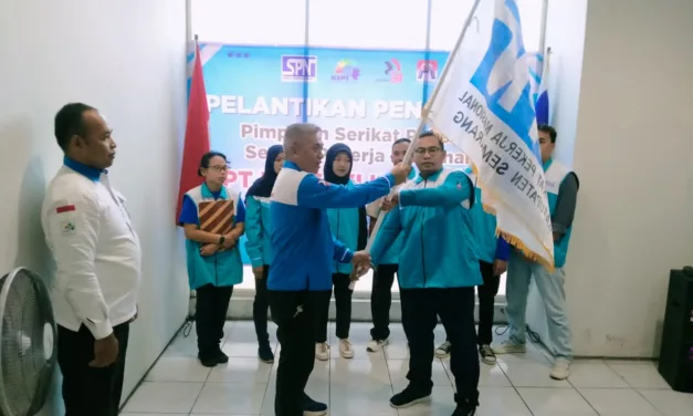 Penyerahan Bendera SPN, Tandai Sukses Pelantikan Pengurus PSP SPN PT Pertiwi Indo Mas Periode 2025-2028