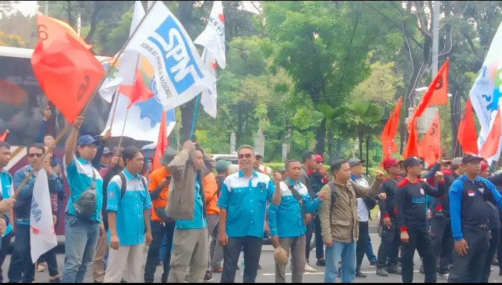 Buruh Kepung Balai Kota, Desak Kepastian UMP DKI 2026 dan Alpha 0,9