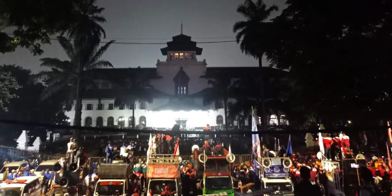 Ribuan Buruh Kepung Gedung Sate, Tuntut Revisi UMP dan UMSK di Jawa Barat