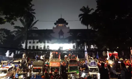 Ribuan Buruh Kepung Gedung Sate, Tuntut Revisi UMP dan UMSK di Jawa Barat