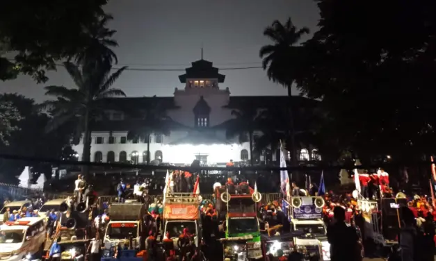 Ribuan Buruh Kepung Gedung Sate, Tuntut Revisi UMP dan UMSK di Jawa Barat