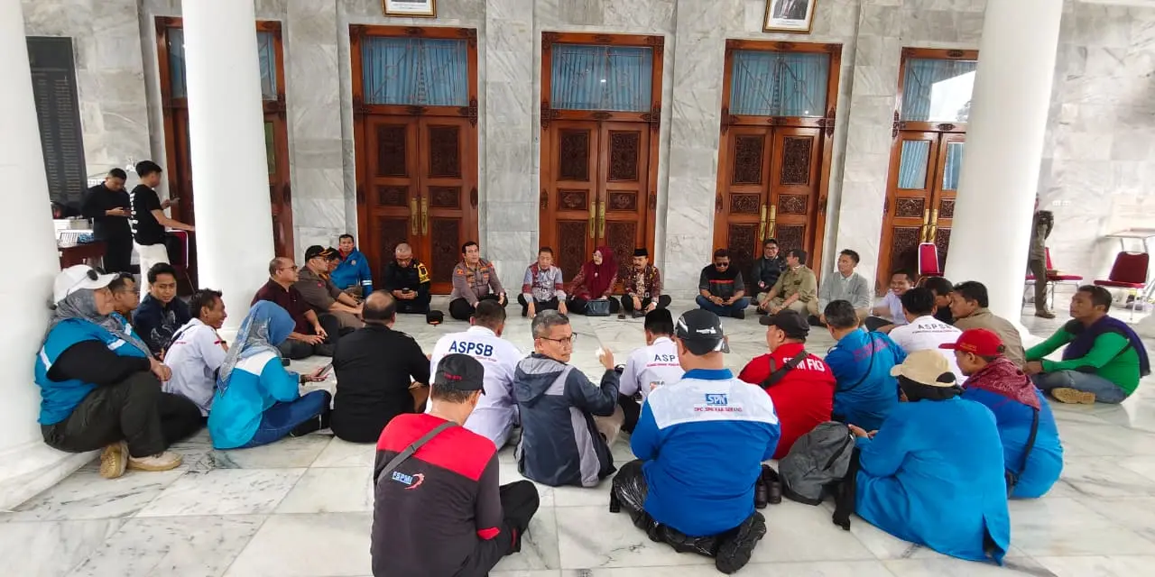 Ribuan Buruh Serang Kecewa, Bupati Absen Saat Massa Tuntut Kenaikan Upah